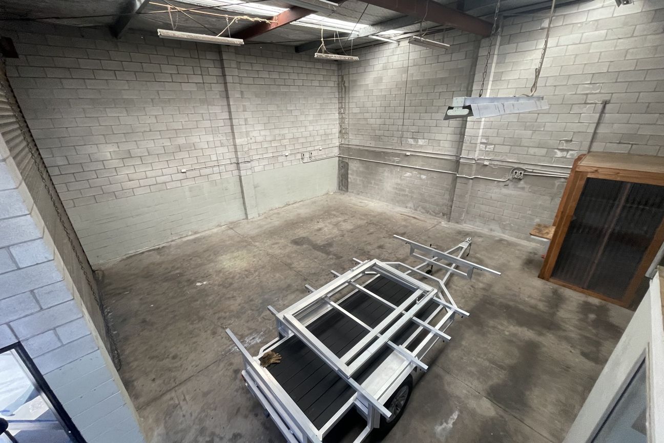 214sqm Road Front Warehouse! - Bild 3