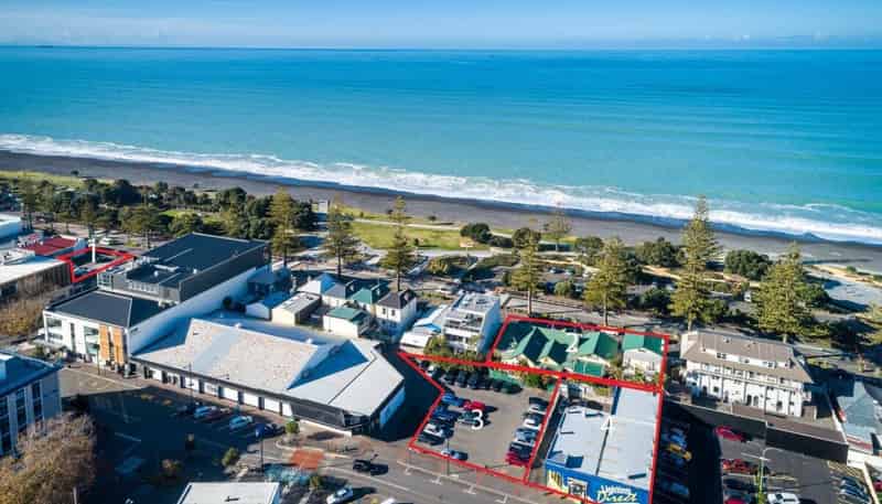 .  Marine Parade and Hastings Street, Napier Central