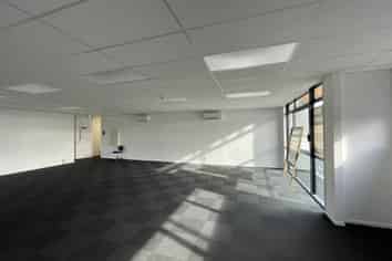 Refurbished & Spacious Office in Silverdale