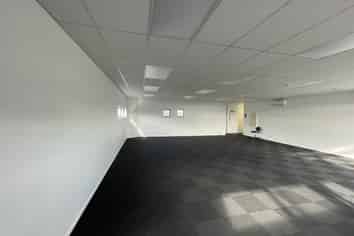 Refurbished & Spacious Office in Silverdale