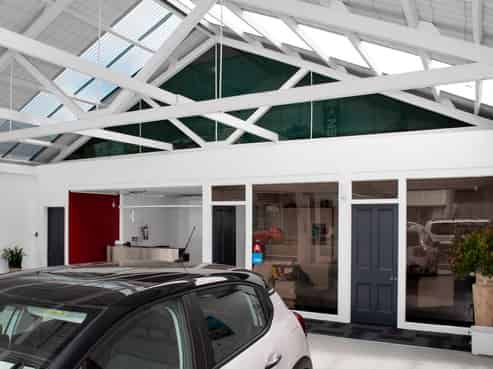 High exposure - Showroom with workshop 