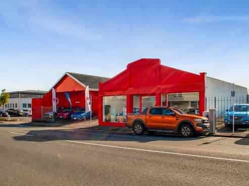 High exposure - Showroom with workshop 