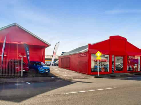 High exposure - Showroom with workshop 