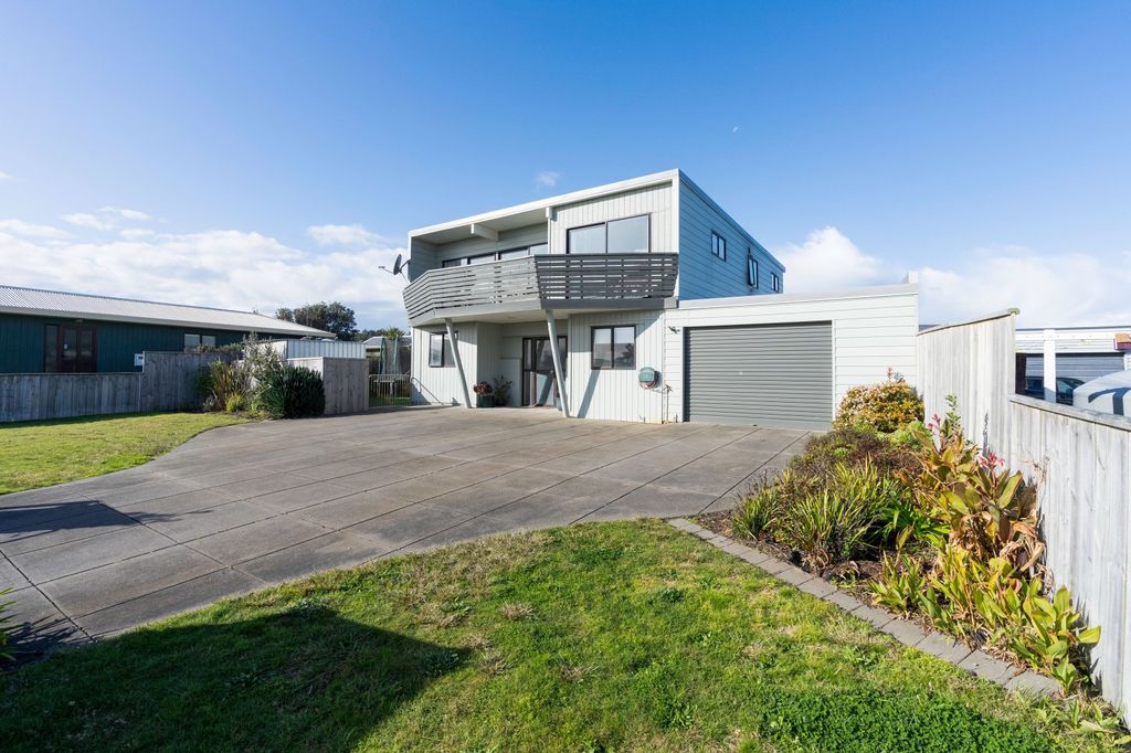 Property value 64 Kahukura Avenue, Waitarere Beach realestate.co.nz