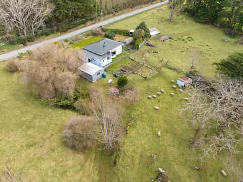242 West Road, Mauriceville