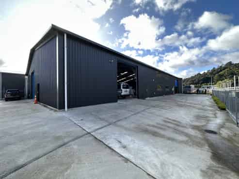 Versatile warehouse and yard