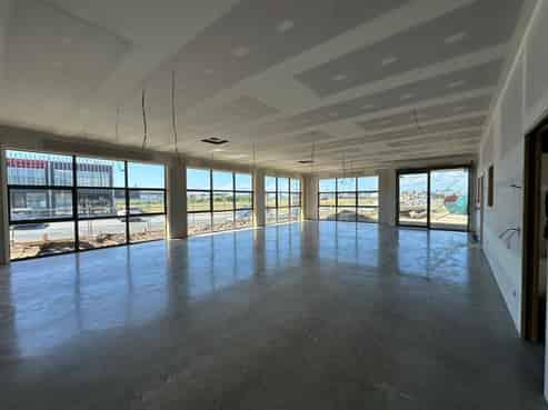 Corner High Profile Showroom & Warehouse
