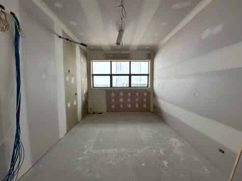 Corner High Profile Showroom & Warehouse