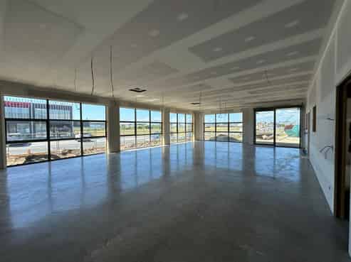 Corner High Profile Showroom & Warehouse