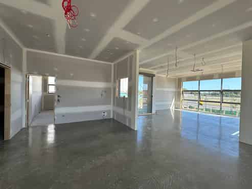 Corner High Profile Showroom & Warehouse