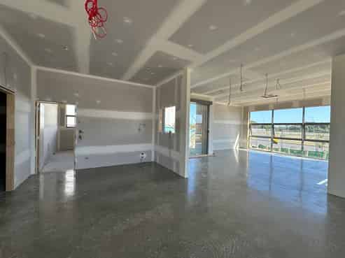 Corner High Profile Showroom & Warehouse