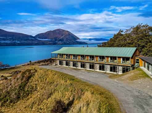Lake Ohau Lodge and Ohau Snow Fields