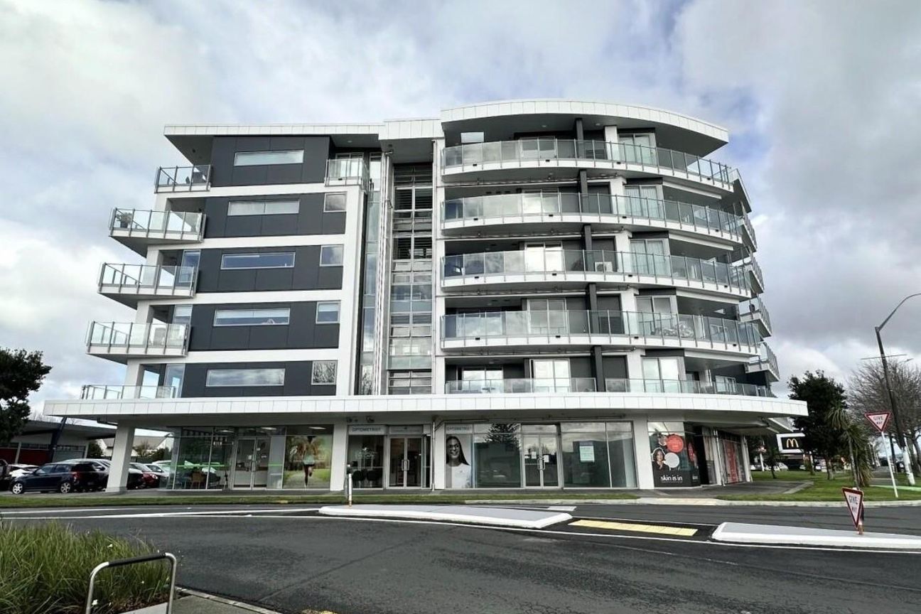Te Atatu Peninsula Modern Retail/Office - View 4