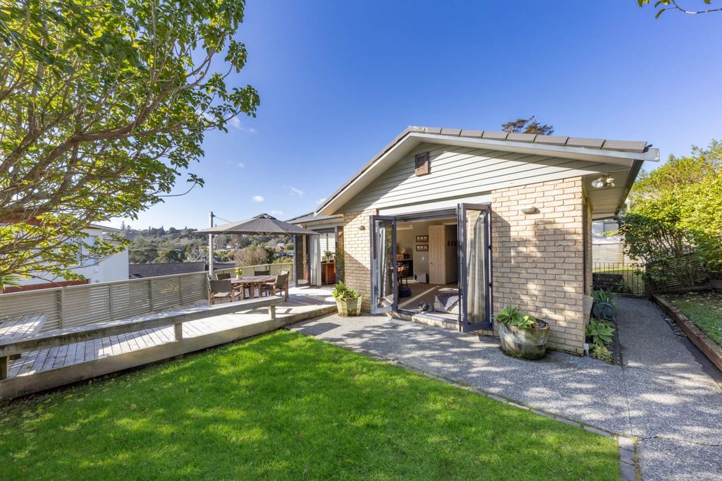 Sold 7 Frenz Drive, Titirangi realestate.co.nz