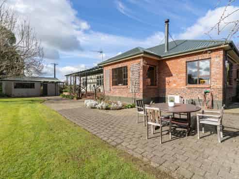 54 Ayresdale Road, Ascot