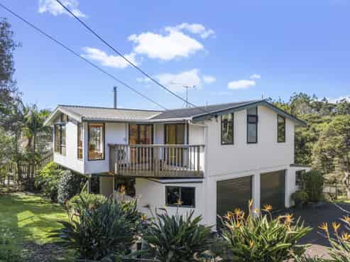 706 Huia Road, Parau