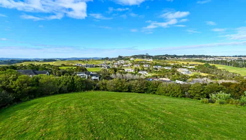 8 Sovereign Street, Flat Bush