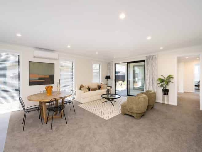 52 Read Crescent, LOMBARDY, Willowbrook Community, Clive