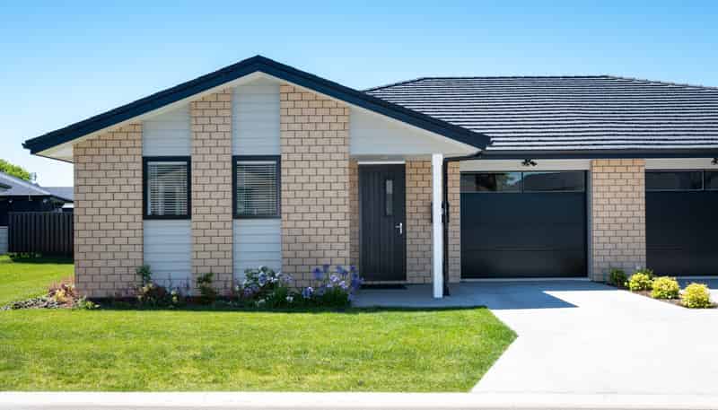 52 Read Crescent, LOMBARDY, Willowbrook Community, Clive