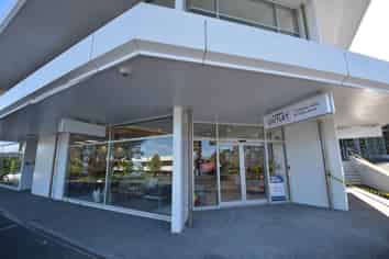 PRIME RETAIL WITH PROFILE AND PARKING
