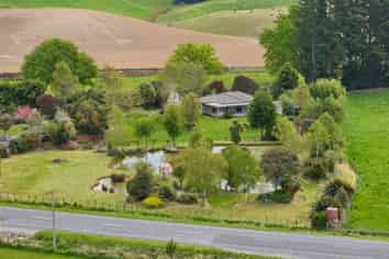 8 Old Main Road, Domett