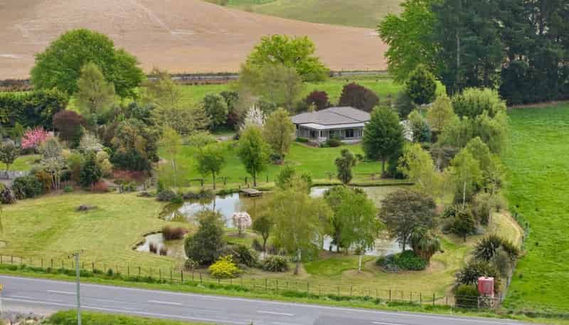 8 Old Main Road, Domett