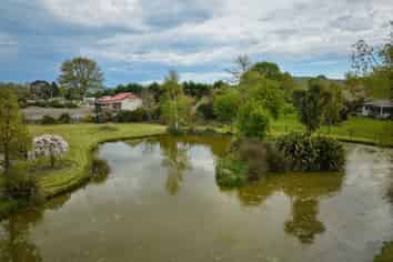 8 Old Main Road, Domett