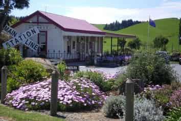 8 Old Main Road, Domett