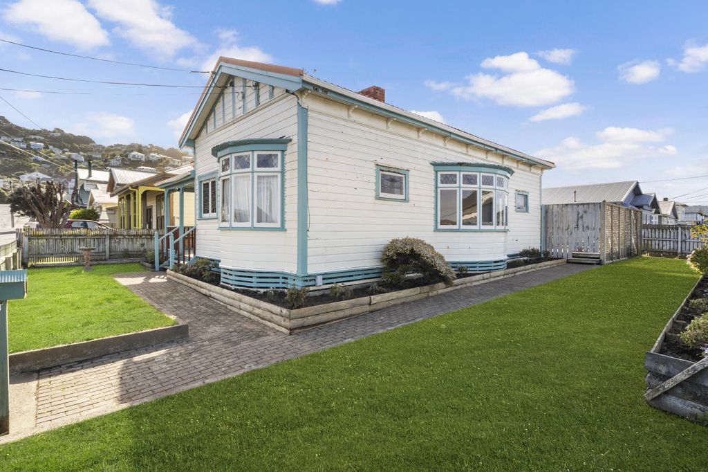 Property value 12 Wha Street, Lyall Bay realestate.co.nz