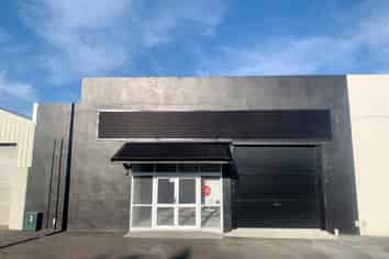 LARGE WAREHOUSE/WORKSHOP FOR LEASE