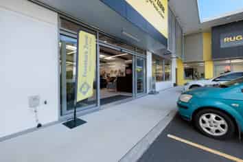 400sqm retail/industrial unit - available now