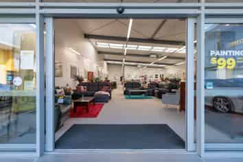 400sqm retail/industrial unit - available now