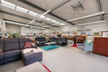 400sqm retail/industrial unit - available now