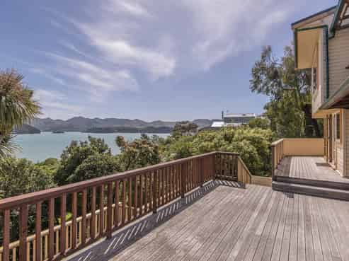 8 Ngaio Lane, Charteris Bay