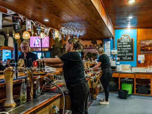 THE LOCAL’S FAVOURITE PUB & RESTAURANT
