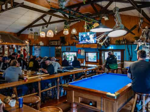 THE LOCAL’S FAVOURITE PUB & RESTAURANT

