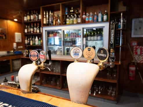 THE LOCAL’S FAVOURITE PUB & RESTAURANT
