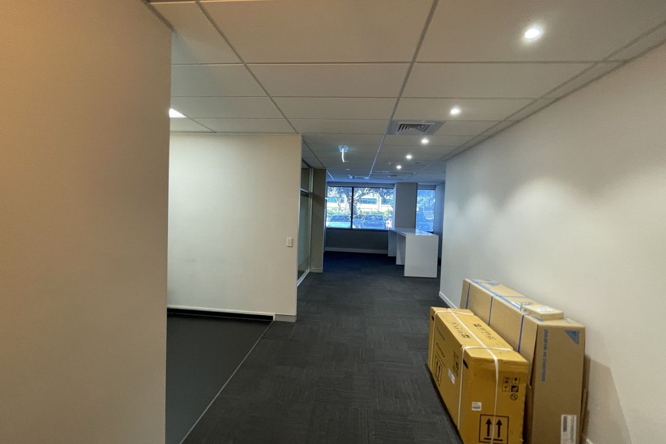 Spacious Ground Floor Office + Carparks - Vista 4