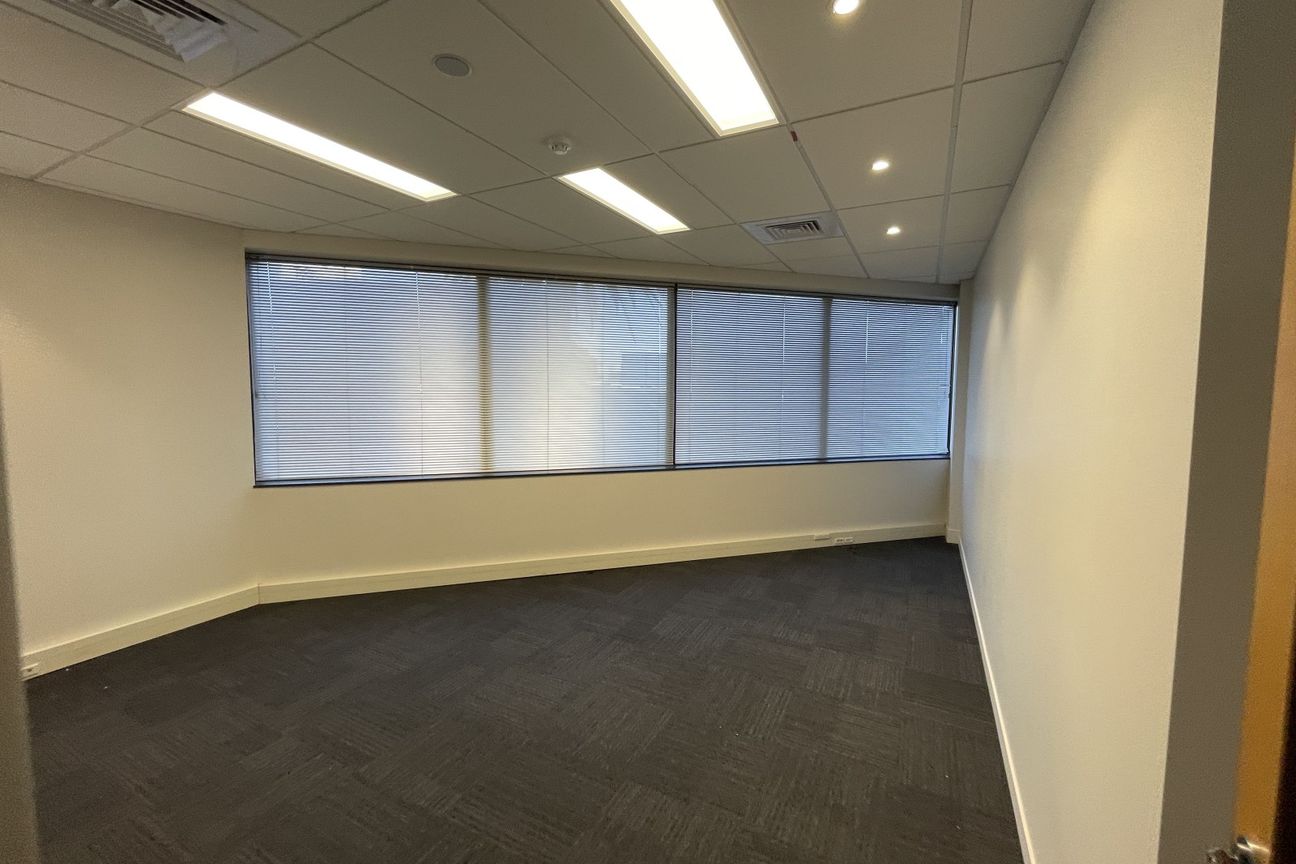 Spacious Ground Floor Office + Carparks - Vista 6