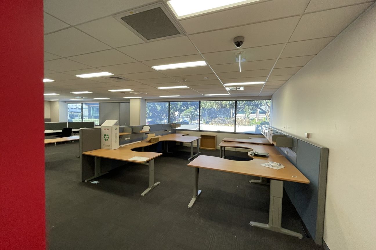 Spacious Ground Floor Office + Carparks - Vista 3