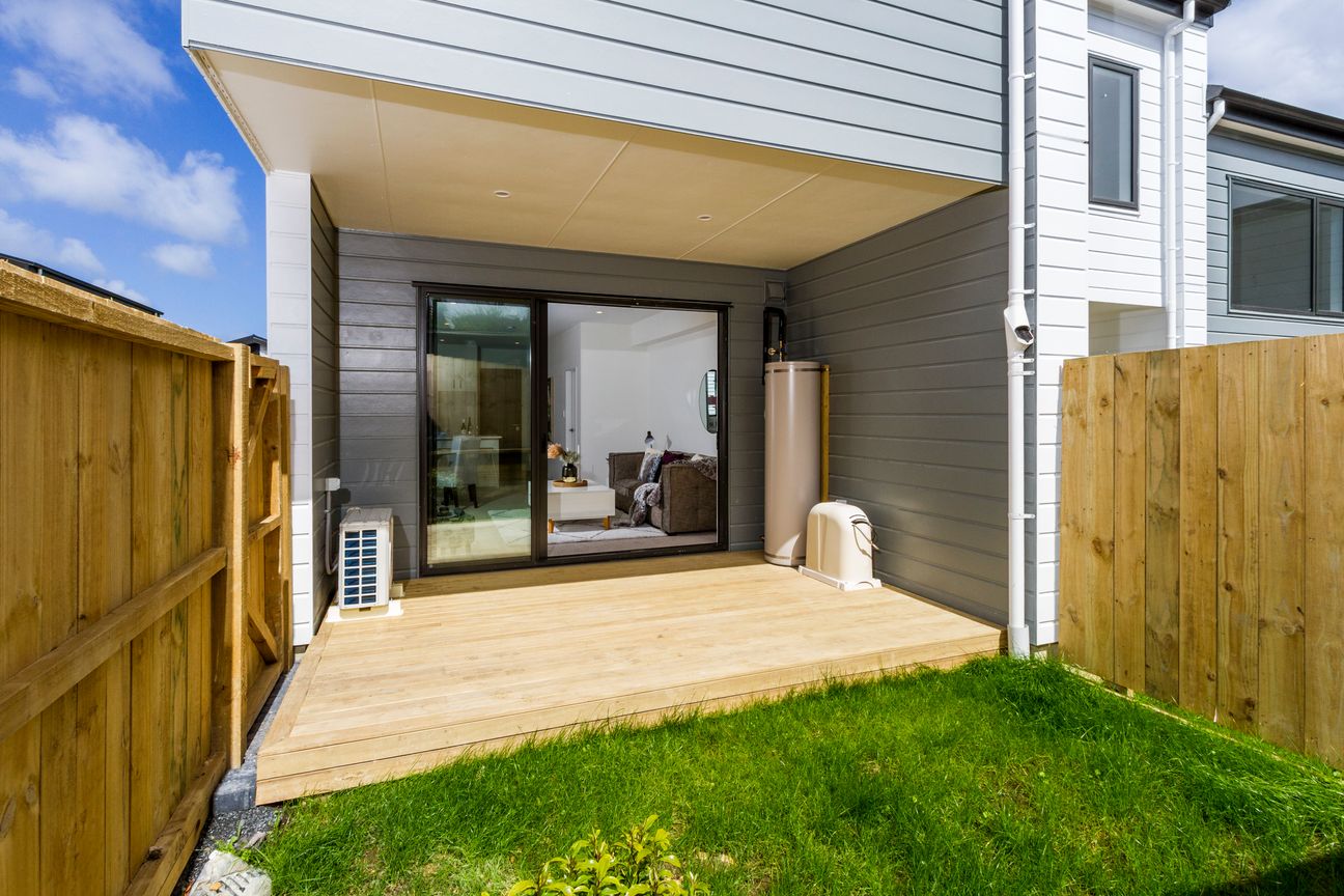 Freehold title in heart of Massey - Meer
