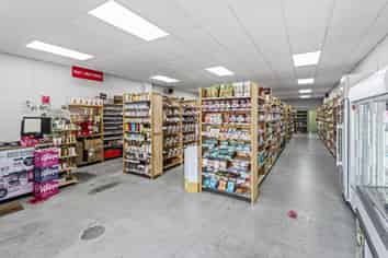 Split risk freehold retail investment 