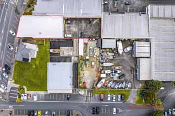 Split risk freehold retail investment 
