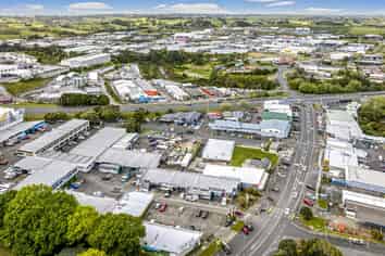 Split risk freehold retail investment 
