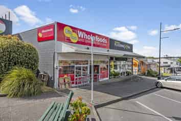 Split risk freehold retail investment 
