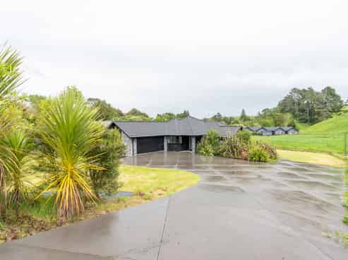 15 Tari Road, Pukeatua