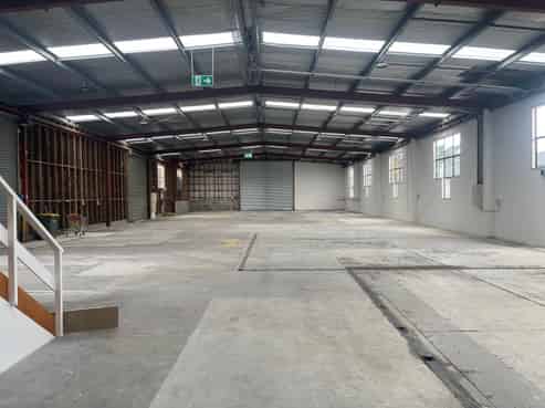 LARGE WAREHOUSE ON TITAN
