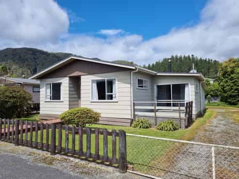 904 State Highway 7, Dobson