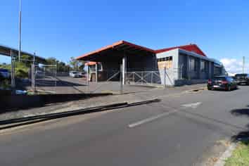 Standalone industrial warehouse in Kingsland 