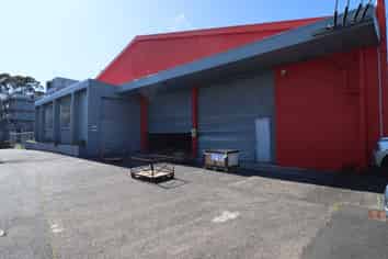 Standalone industrial warehouse in Kingsland 